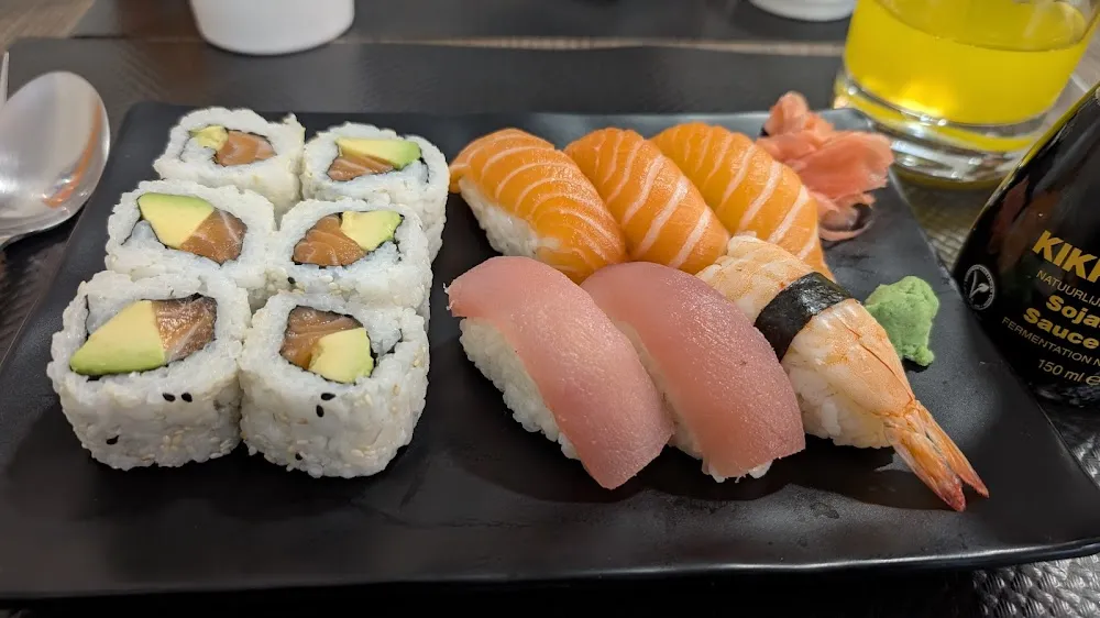 Plateau de Sushis Saumons Thon Crevette Et Makis Sushis